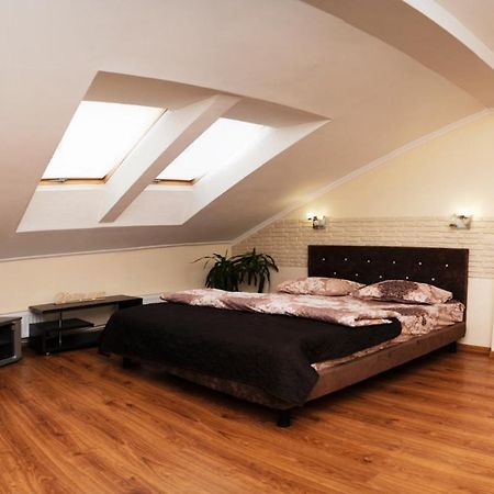 Залізнична 49 "Хочу Цю!" Apartman Ivano-Frankivszk Kültér fotó